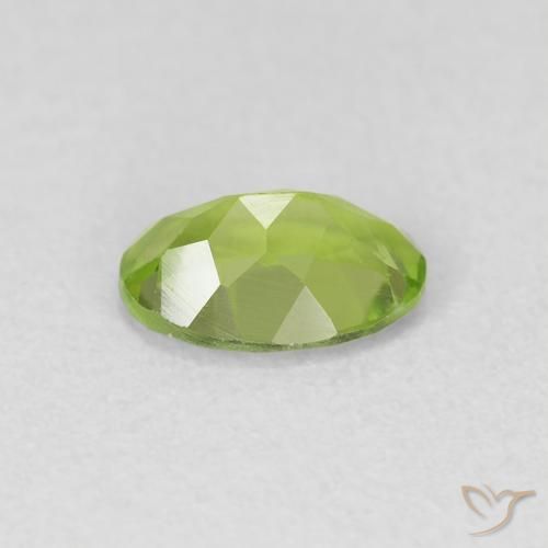 Peridoto Verde medio natural de 0.84 ct, Ovalada, VVS-VS