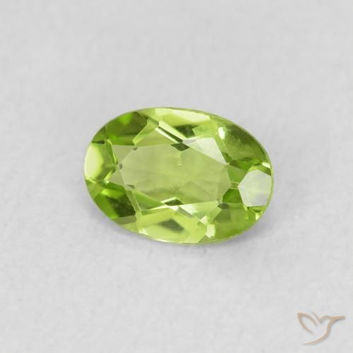 Peridoto Verde medio natural de 0.69 ct, Ovalada, VS