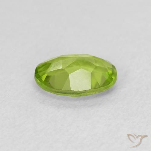 Peridoto Verde medio natural de 0.82 ct, Ovalada, VS
