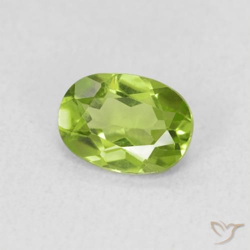 Peridoto Verde medio natural de 0.84 ct, Ovalada, VS