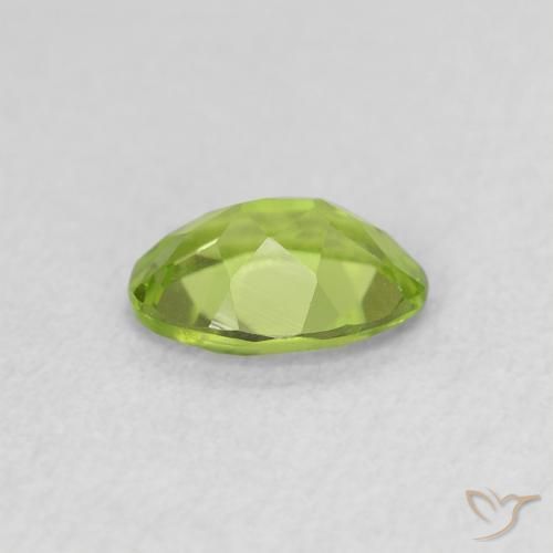 Peridoto Verde medio natural de 0.77 ct, Ovalada, VS