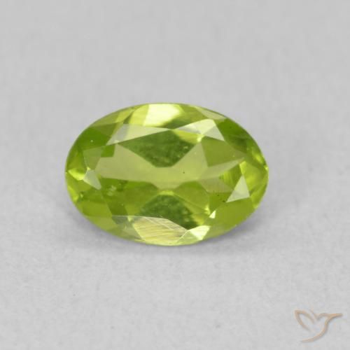 0.74ct Natural Verde medio Peridoto, Ovalada, VS