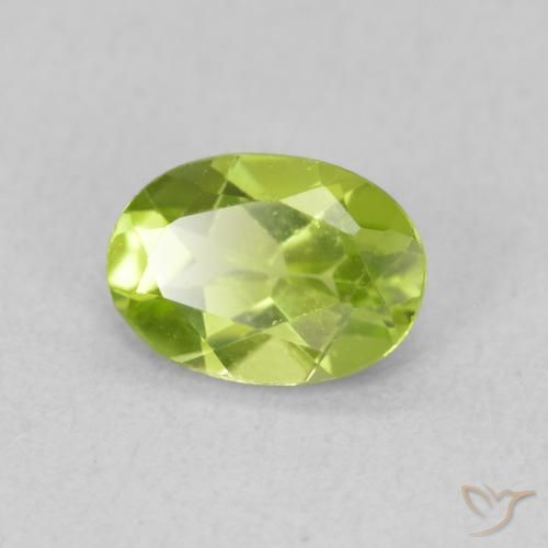 Peridoto Verde medio natural de 0.82 ct, Ovalada, VS