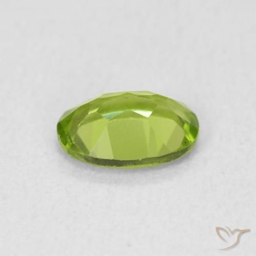 Peridoto Verde vivo natural de 0.84 ct, Ovalada, VS