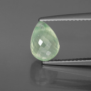 Prehnita verde natural de 2,46 ct, briolette, transparente