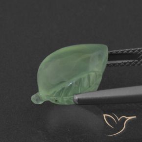 Prehnite Verde pino claro natural de 6.44 ct, Elegante, Translúcido