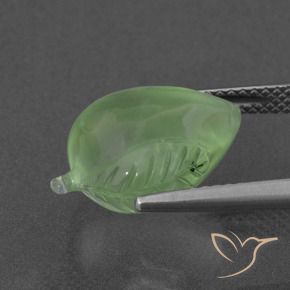 Prehnite Verde medio natural de 8.26 ct, Elegante, Translúcido