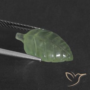 Prehnite Verde medio natural de 4.88 ct, Elegante, Translúcido