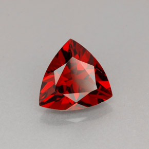 Granate Piropo Rojo oscuro natural de 1.68 ct, Trillón, VS