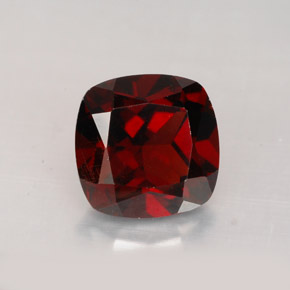 Granate Piropo Rojo oscuro natural de 2.83 ct, Corte Cojín, VS