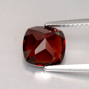 Granate Piropo Rojo oscuro natural de 2.83 ct, Corte Cojín, VS