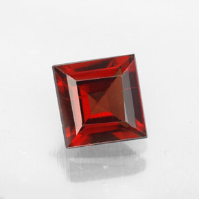 Granate Piropo Rojo oscuro natural de 1.31 ct, Cuadrado, VS