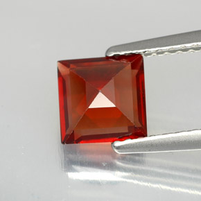 Granate Piropo Rojo oscuro natural de 1.34 ct, Cuadrado, VVS-VS