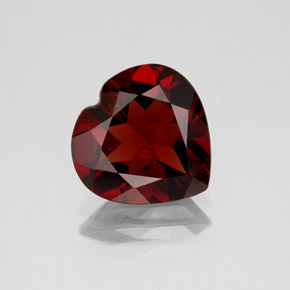 Granate Piropo Rojo oscuro natural de 3.64 ct, Forma de corazón, VS