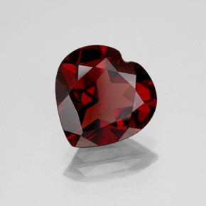 Granate Piropo Rojo oscuro natural de 3.64 ct, Forma de corazón, VS