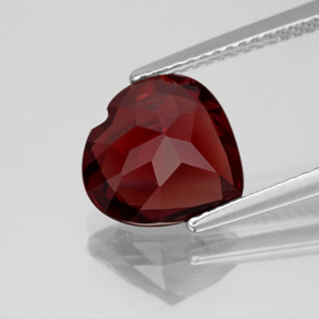 Granate Piropo Rojo oscuro natural de 3.64 ct, Forma de corazón, VS