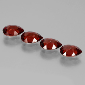 Gemas de Granate Piropo Rojo oscuro natural de 3.23 ct, En forma de pera, VVS