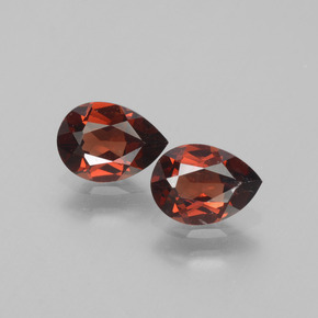 Gemas de Granate Piropo Rojo oscuro natural de 1.77 ct, En forma de pera, VVS-VS