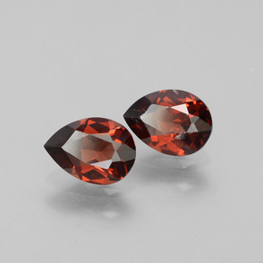 Gemas de Granate Piropo Rojo oscuro natural de 1.77 ct, En forma de pera, VVS-VS