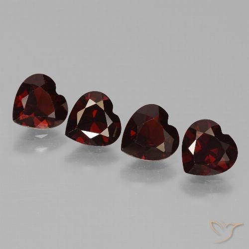 Gemas de Granate Piropo Rojo negruzco natural de 3.33 ct, Forma de corazón, VVS-VS