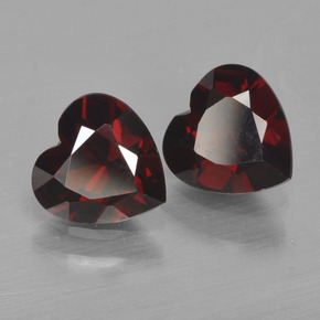 Gemas de Granate Piropo Rojo negruzco natural de 1.67 ct, Forma de corazón, VVS-VS