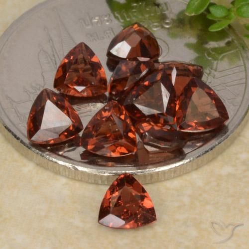 Gemas de Granate piropo Rojo oscuro natural de 2.74 ct, Trillón, VS