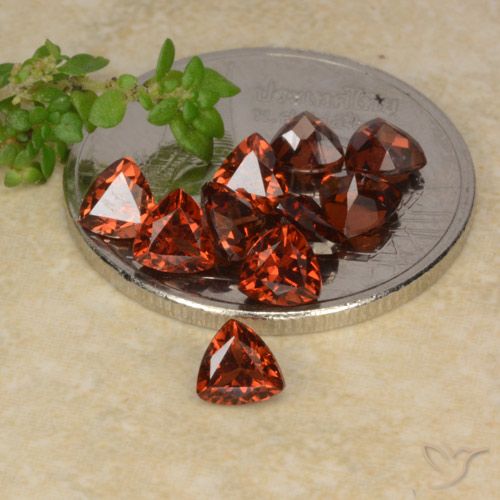 Gemas de Granate Piropo Rojo escarlata natural de 2.89 ct, Trillón, VS