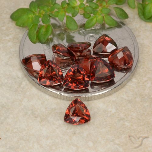 Gemas de Granate Piropo Rojo escarlata intenso natural de 3.16 ct, Trillón, VS