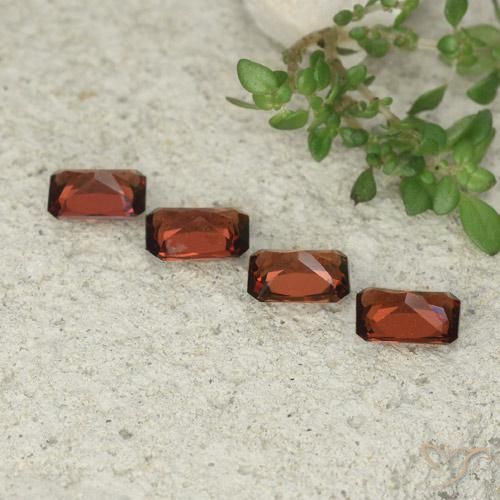 Gemas de Granate piropo Rojo sangría natural de 2.44 ct, Corte Octágono / Esmeralda, VVS-VS