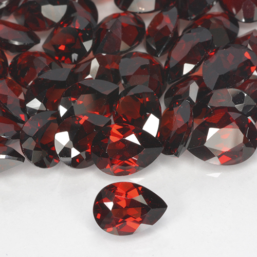Granate piropo Rojo sangre intenso natural de 0.86 ct, En forma de pera, VVS