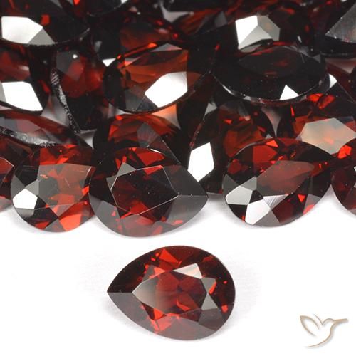 Granate piropo Rojo oscuro natural de 0.84 ct, En forma de pera, VVS-VS