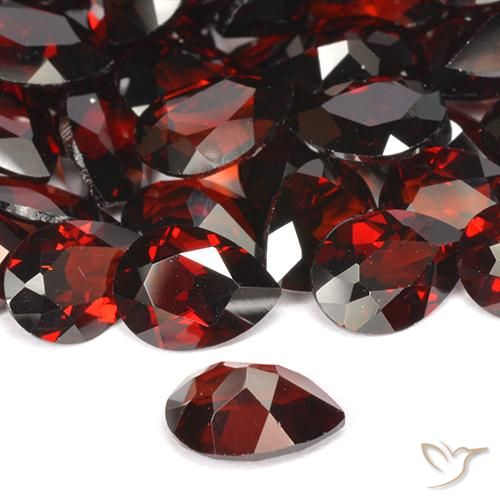 Granate piropo Rojo oscuro natural de 0.84 ct, En forma de pera, VVS-VS
