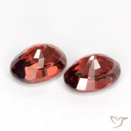 Gemas de Granate Piropo Rojo escarlata intenso natural de 2.52 ct, Corte Óvalo, VVS-VS