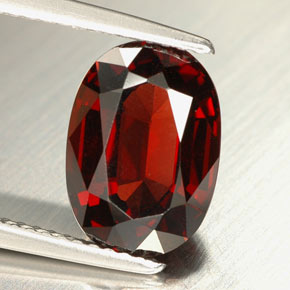 Granate Piropo Roja natural de 3.21 ct, Corte Óvalo, VVS