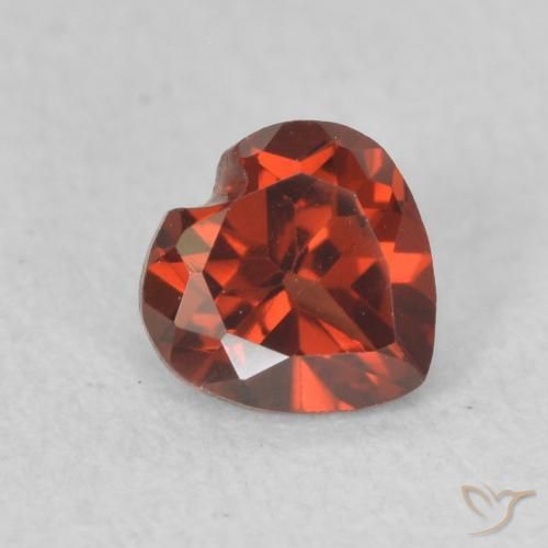 Granate piropo Rojo oscuro natural de 0.62 ct, Corazón, VVS