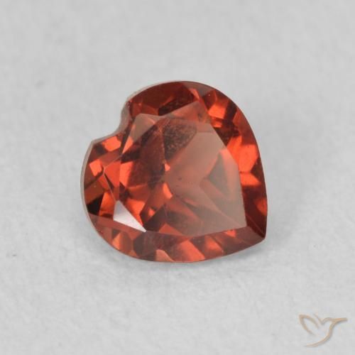 Granate piropo Rojo escarlata natural de 0.66 ct, Corazón, VVS