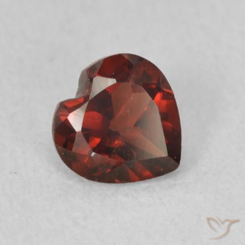 Granate piropo Rojo oscuro natural de 0.66 ct, Corazón, VVS