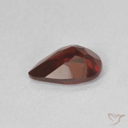 Granate piropo Rojo oscuro natural de 0.73 ct, En forma de pera, VVS-VS