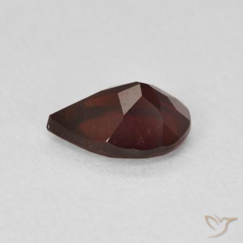 Granate piropo Rojo oscuro natural de 0.89 ct, En forma de pera, VVS-VS