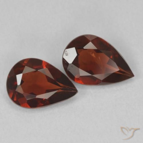 Gemas de Granate piropo Rojo sangre intenso natural de 1.39 ct, En forma de pera, VS