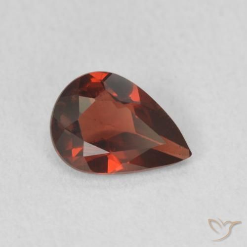 Granate piropo Rojo sangría natural de 0.70 ct, En forma de pera, VVS