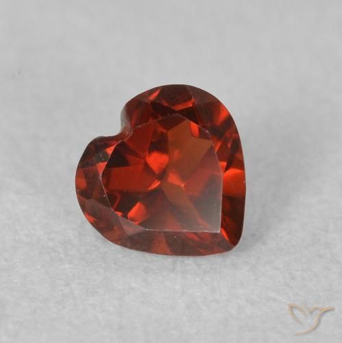Granate piropo Rojo sangría natural de 0.59 ct, Corazón, VVS-VS