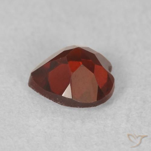 Granate piropo Rojo sangría natural de 0.59 ct, Corazón, VVS-VS