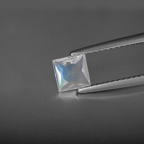 Piedra lunar arcoíris Blanco azul natural de 0.53 ct, Cuadrado, VS