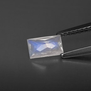 Piedra lunar arcoíris Blanco azul natural de 0.46 ct, Corte Baguette, VS