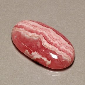 Rodocrosita multicolor natural de 13,08 ct, corte óvalo, opaco