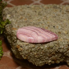 Rodocrosita multicolor natural de 35,64 ct, en forma de pera, opaco