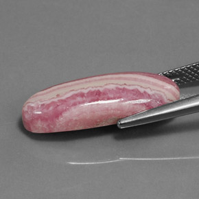 Rodocrosita Multirosado natural de 11.04 ct, Corte Óvalo, Opaco