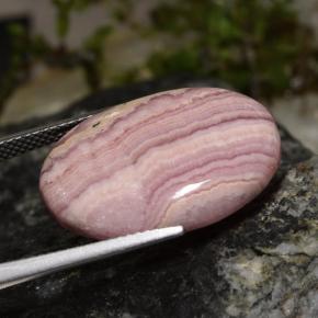Rodocrosita multicolor natural de 20,56 ct, corte óvalo, opaco