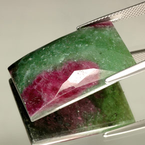 Rubí zoisita multicolor natural de 42,79 ct, baguette, opaco